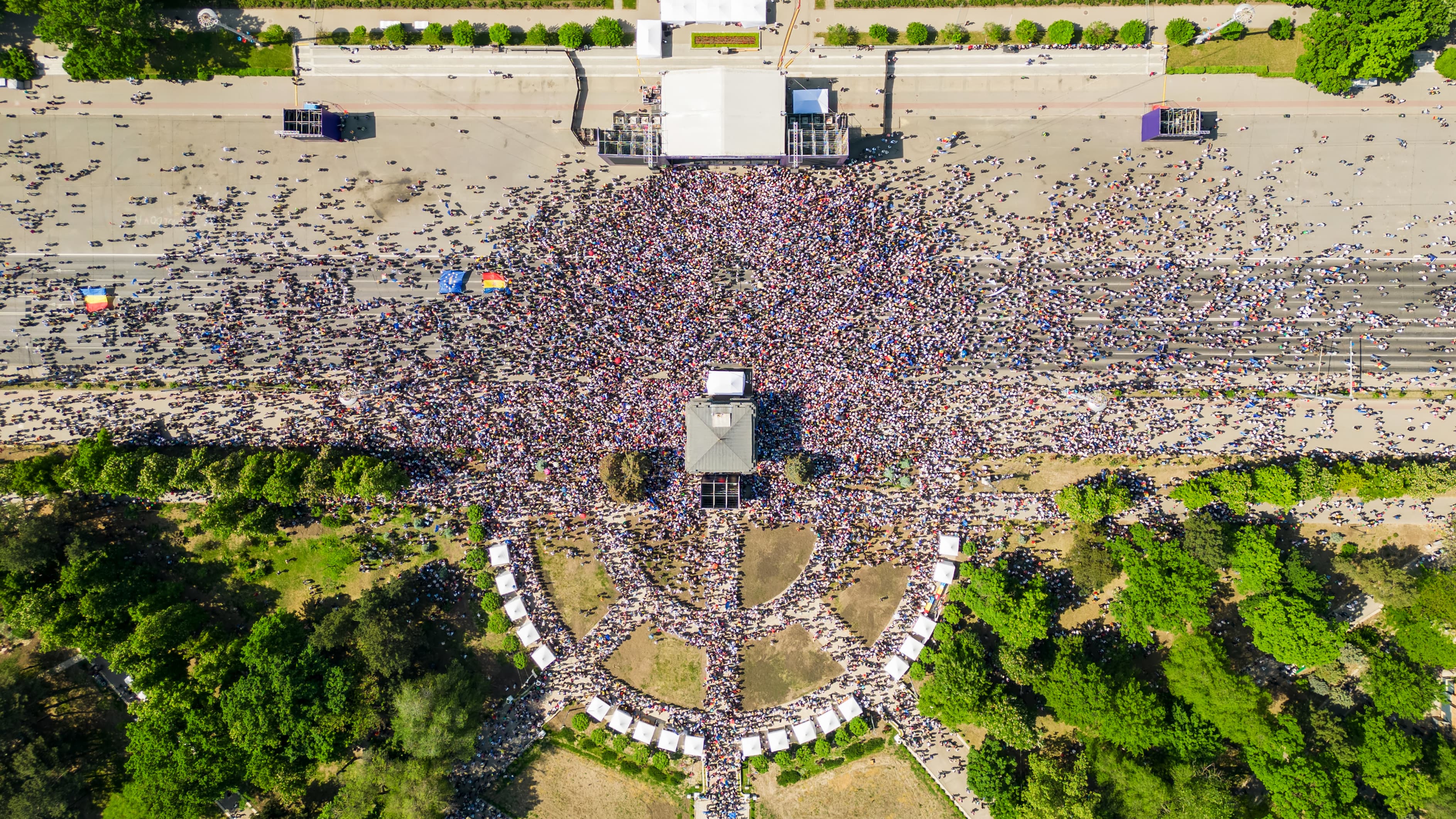 crowd.jpeg